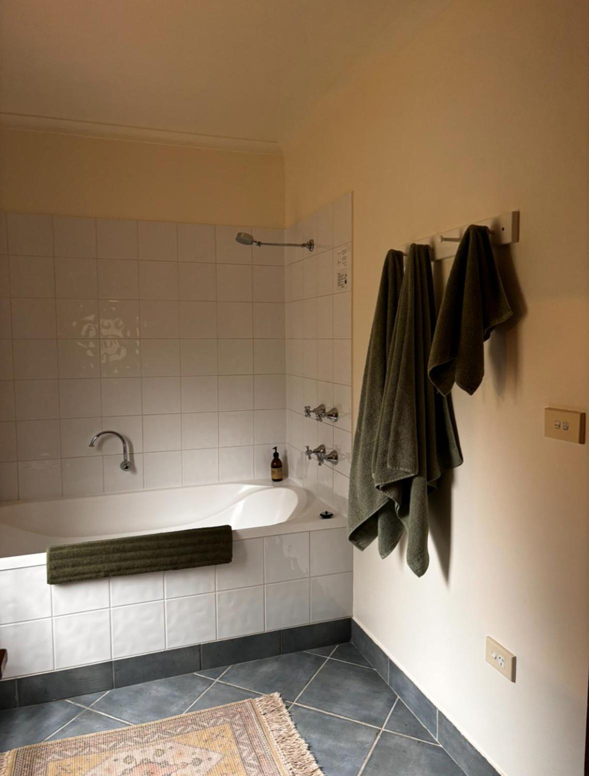 The Quarters Hotel Strahan Ngoại thất bức ảnh